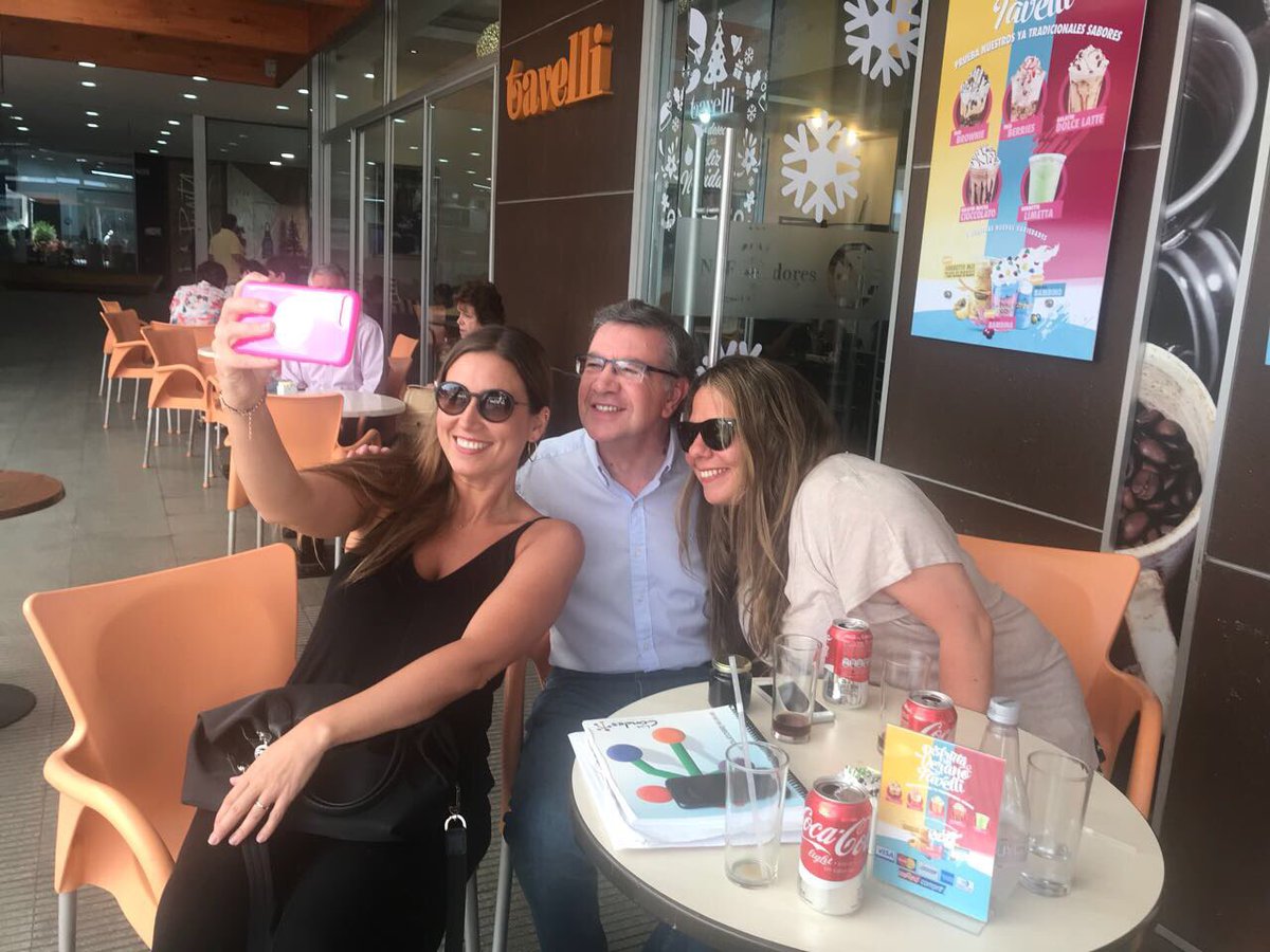 LavinJoaquin's tweet photo. Entretenida junta con vecina @coteampuero y con @FernandaMunozDS en el tavelli de paseo los dominicos. Gracias por mermelada de regalo https://t.co/ozBrXjFkgR