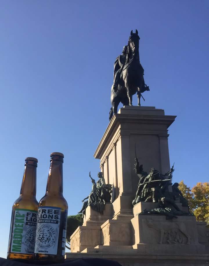 Tra le birre classiche di nostra produzione, impossibile non parlarvi anche della MADDEKE', una IPA da 7,0%
Profumo pungente, agrumato e di frutta. In bocca amaro intenso  bilanciato sentori di frutta tropicale.
#freelionsbeer #freelionsbrewery #craftbeer #freelions #Maddekè