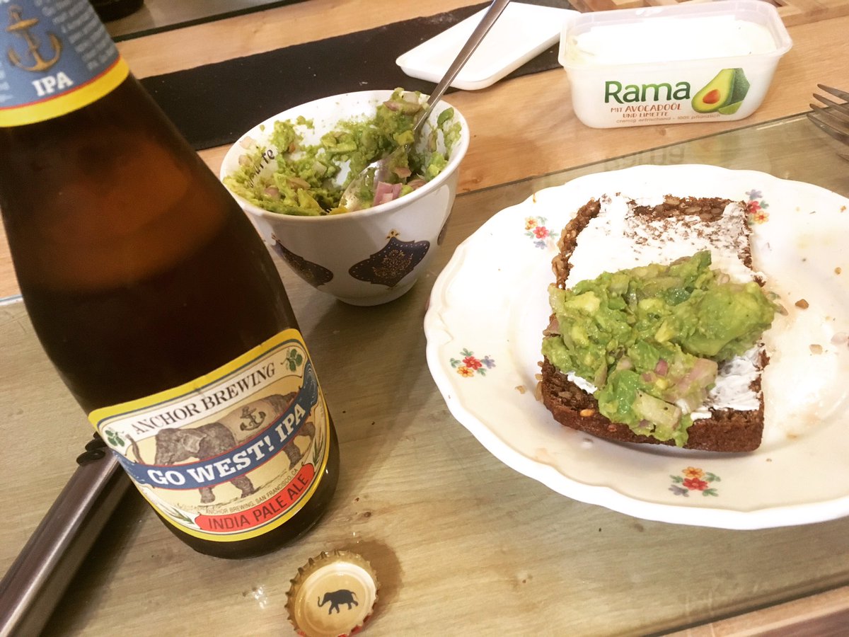 gummibierchen's tweet photo. #Snacks gehen immer,hier #Guacamole auf #Körnebrot. #Bier geht auch immer,heute mit #Gowest #indiapaleale #craftbier von @AnchorBrewing aus #SanFrancisco 🍺 #americancraftbeer #anchorbrewing #anchorbrewingco #beergasm #altmarkliebe #altmarkleben #altmarklife #craftbeer #beertime https://t.co/fQeGTQMBgD