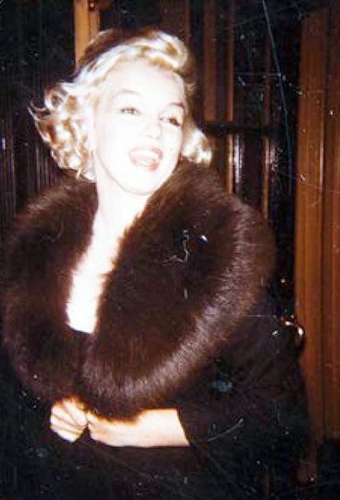 ...and another fabulous candid from the same evening, 1959. #MarilynMonroe