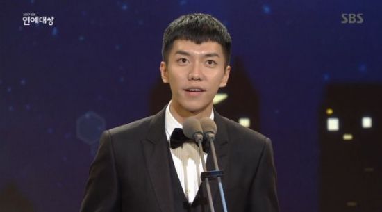 AIREN_fanclub's tweet photo. 2017 #SBS연예대상 #대상
시상자 #이승기 🤵👑🏆

🏡💕#집사부일체 시청 독려
"제대한지 얼마 안돼, 
자리 익숙하지 않아" https://t.co/FqIlWpeHBM
출처:스포츠투데이

🏡💕2017년 12월 31일 
저녁 6시25분 첫 방송 SBS

#LeeSeungGi #seunggi #イスンギ #李昇基 #The_butler #안방일열 #본방사수 https://t.co/qRZB3qg5jh