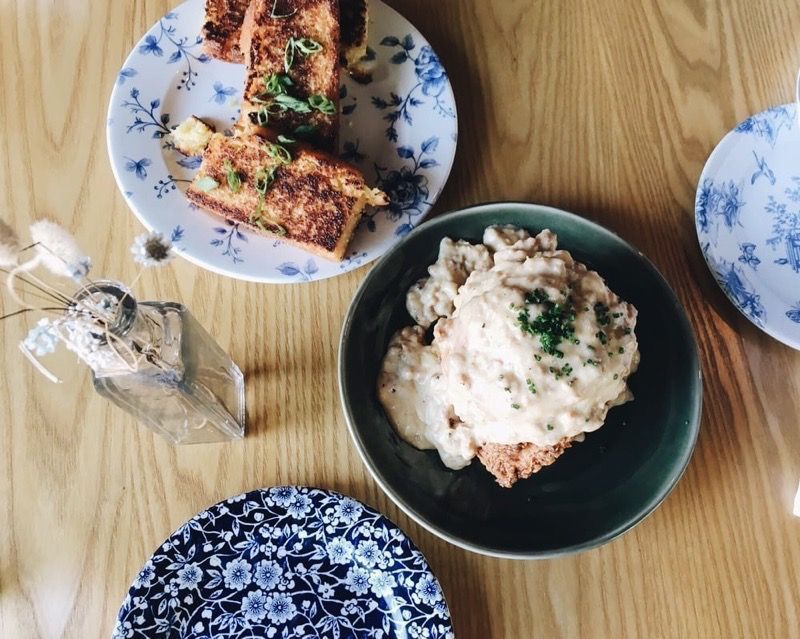 yelpboston's tweet photo. It’s the weekend and we want all the carbs. Skillet cornbread and gussied up biscuit at @southern_kin 🍳🌽
⠀⠀⠀⠀⠀⠀⠀⠀⠀⠀⠀⠀
📷: Sophie P, Yelp #YelpEatsBos for feature https://t.co/itTnxPTuBC