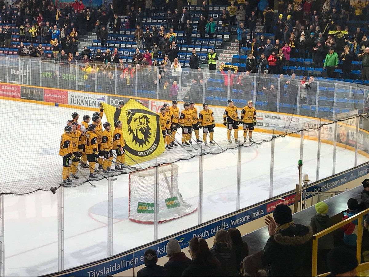 jmvehvilainen's tweet photo. Tyylikästä. Willimiesten 10v pippalot huomioi myös SaiPan joukkue #liiga #SaiPa #WM10V https://t.co/4yqa74bJwg