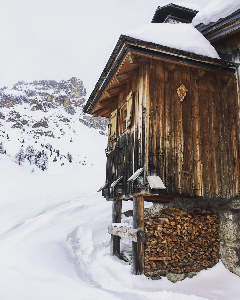 DemanegaMichael's tweet photo. Alpenländisches Bauen. #bauen #tradition #tirol #alpen #alps #alpi #dolomiten #dolomites #architektur #architecture #chalet #hütten #holz #wood #architecturelovers #traditionalarchitecture #architecturerevival #fuciade #rhaetia #moena #fassa @Arch_Revival_ @valdifassa https://t.co/bkAyvdMU37