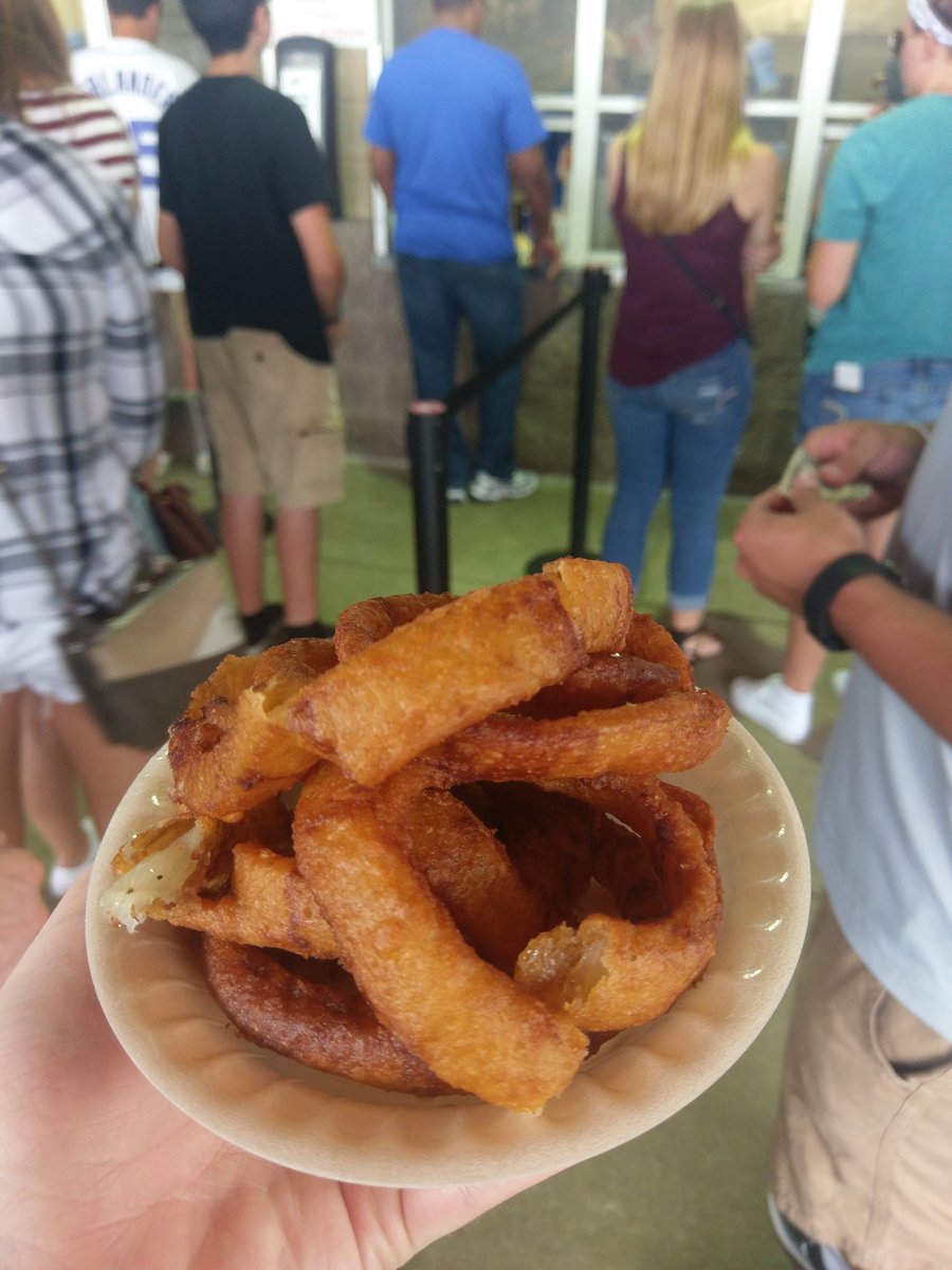 TylerGroenendal's tweet photo. The WORST onion rings I have ever had. #SolaCepa #onionrings #review https://t.co/xmqQ98STVh https://t.co/iPNSgGEMMH