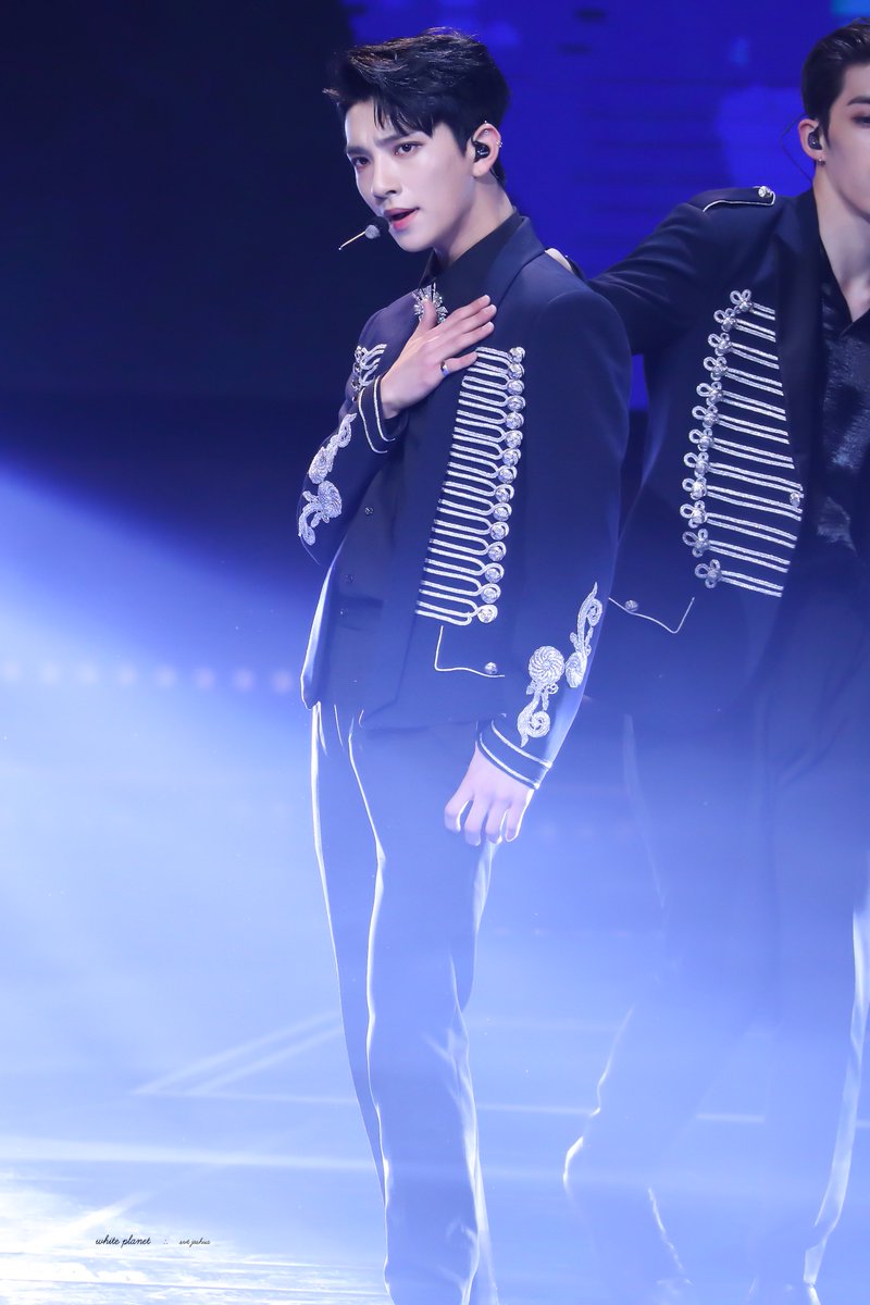 whiteplanet_17's tweet photo. [ HQ ] 171229 가요대축제
#세븐틴 #조슈아 #홍지수 #SEVENTEEN #JOSHUA https://t.co/HXA2ccIUK1