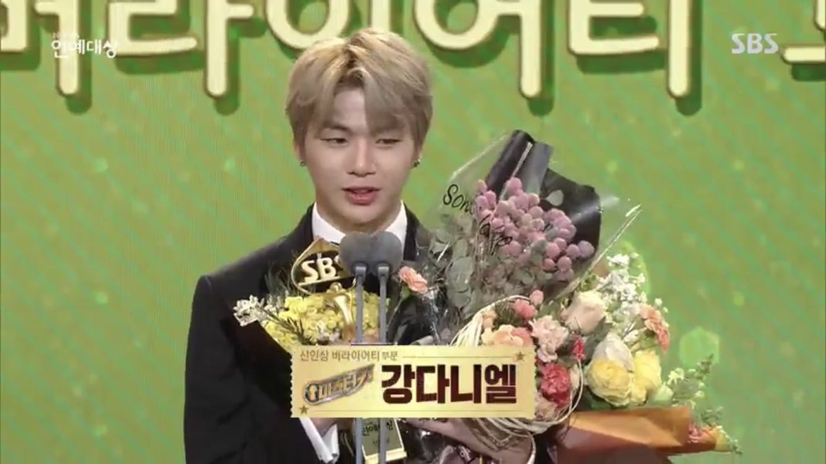 Wannaone_record's tweet photo. [강다니엘] 2017 SBS 연예대상
💙 버라이어티부문 신인상🏆 https://t.co/ELeN8oXLlC