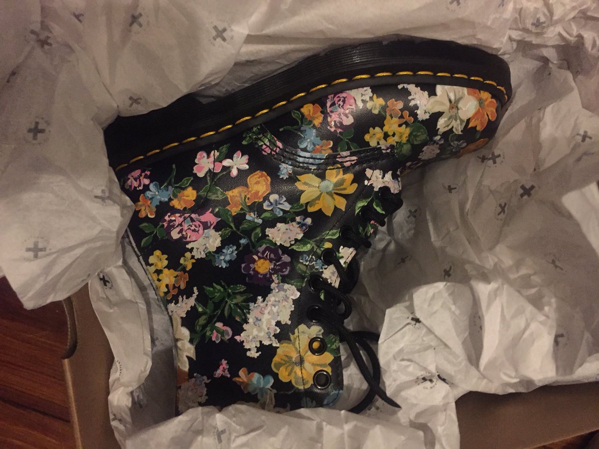 dmarie131's tweet photo. Went to the Adidas store in Wicker Park last night. Was planning to spend $, even if I had to order online. The person I talked to wasn’t very helpful at all. I left. Didn’t want to spend my $ with him. Ended up getting these instead. #CustomerServiceIsImportant https://t.co/IZVu6lIBD2