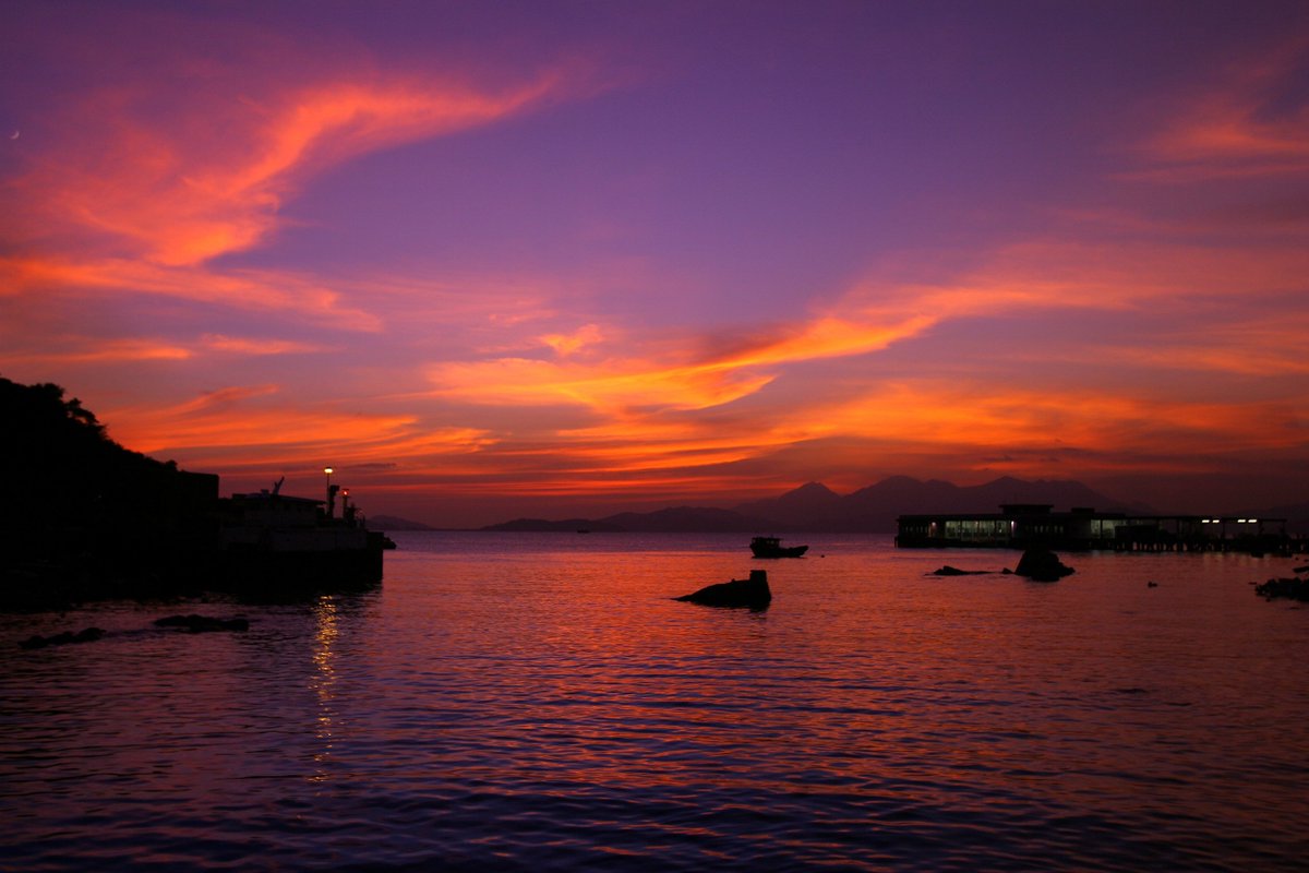 MO_HKG's tweet photo. A beautiful #sunset at #LammaIsland never fails to impress. #DestinationMO
#MOHKG #MO_HKG #MandarinOrientalHongKong #repost #besthotel #HongKong #hk #hkig #discoverhongkong #travelHK #HKtodo #FANofMO #StayAtMO #destinationMO #HKTB https://t.co/KZQawOtrI2 https://t.co/jUnkhVRfxy
