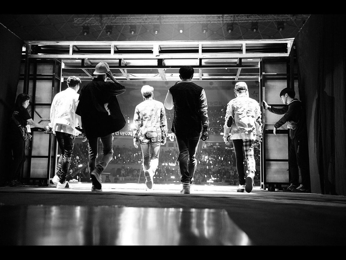 forshineefive's tweet photo. We walk into 2018 with a piece of ourselves missing. However, even if there’s an empty space from now on, the person who had to be taken away from the pains of this world is now a shining light above us. SHINee is the strongest group. Not once will I regret becoming a Shawol. https://t.co/lfDWn5FRkz