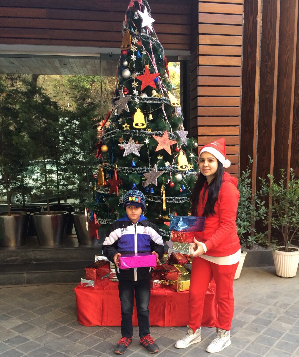 whimsical_chic's tweet photo. @InFocus_IN This holiday season I decided to spread smiles so I became Santee and donated some toys to the children of the orphanage. Their innocent smiles gave me inner happiness #BeyondYourVision #FullVisionJoy #ContestDay1 https://t.co/65RdHQxuC4
