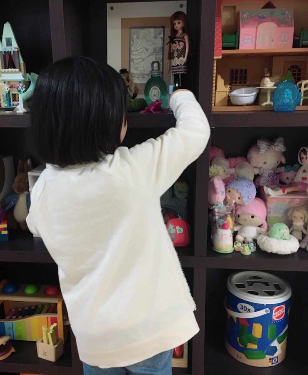 長女、棚を整理してるといつも飛んできておもちゃをいっぱい並べてくれます。 