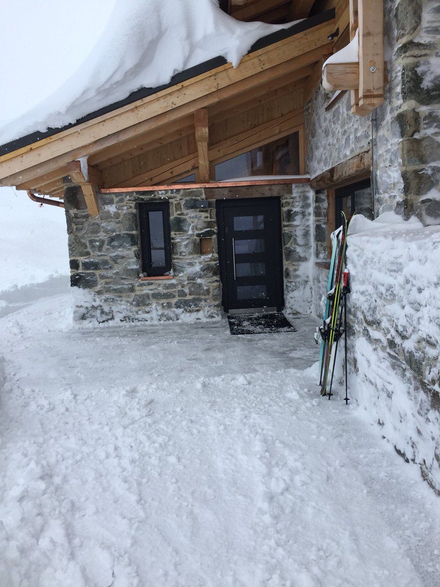CascadesArc2000's tweet photo. Before and after shots!! The snow has come in full force and the skiing in the #Paradiski area is incredible!!! 💙 #flexiski #lesarcs #snow #neige #chestdeep #chaletlife https://t.co/n4CTPP9e5w