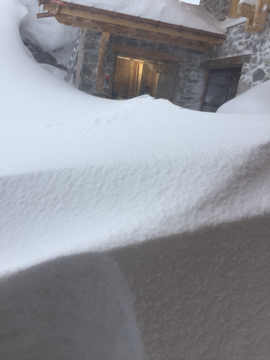 CascadesArc2000's tweet photo. Before and after shots!! The snow has come in full force and the skiing in the #Paradiski area is incredible!!! 💙 #flexiski #lesarcs #snow #neige #chestdeep #chaletlife https://t.co/n4CTPP9e5w