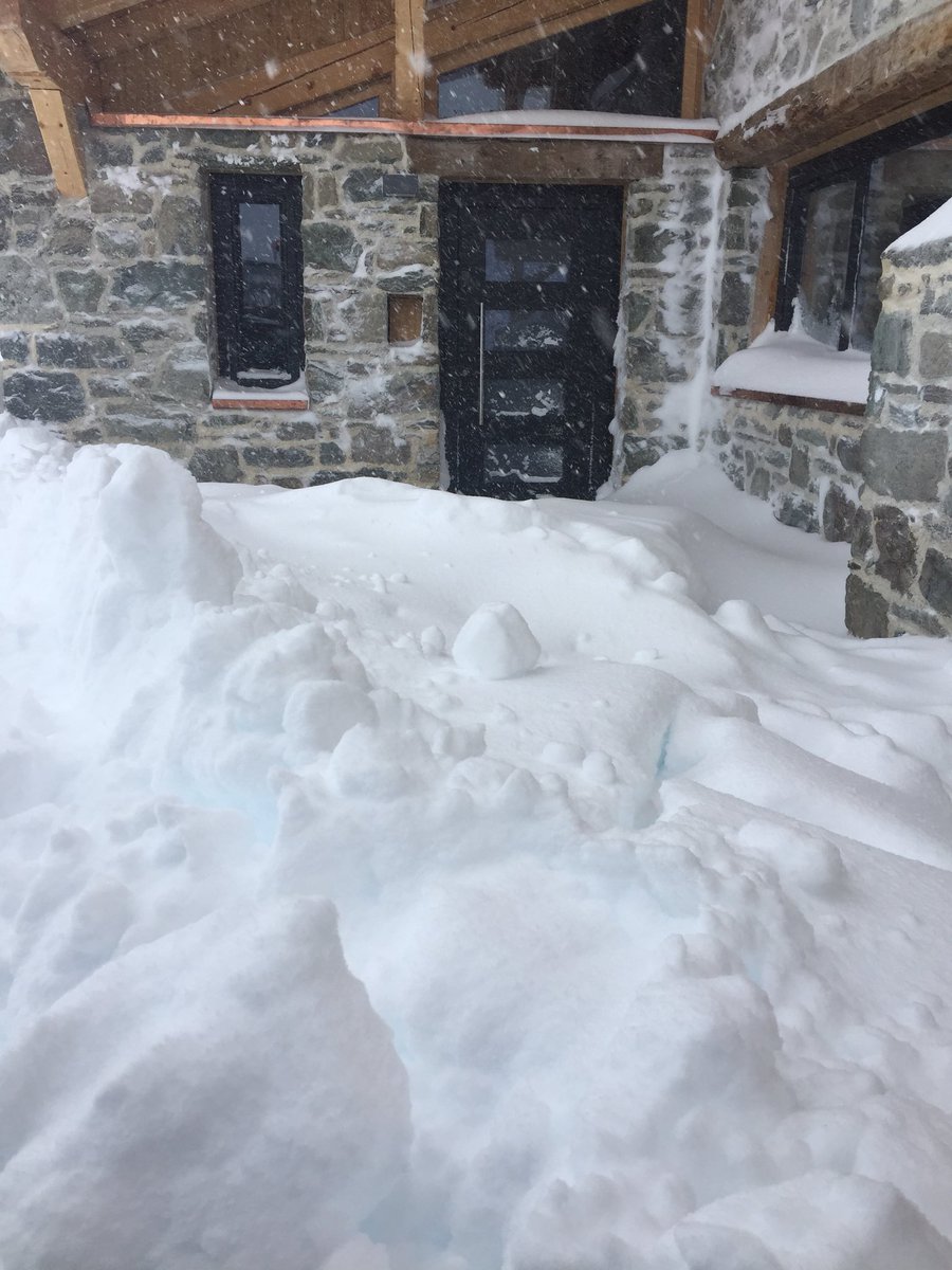 CascadesArc2000's tweet photo. Before and after shots!! The snow has come in full force and the skiing in the #Paradiski area is incredible!!! 💙 #flexiski #lesarcs #snow #neige #chestdeep #chaletlife https://t.co/n4CTPP9e5w