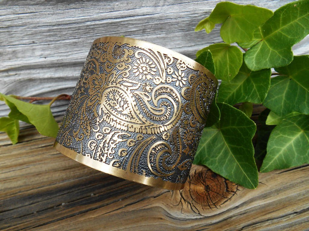 SnazzyValues's tweet photo. Golden Paisley Cuff https://t.co/yHyjTeovjq  #Paisley #wedding #Handmade https://t.co/gRdN5oYRuj
