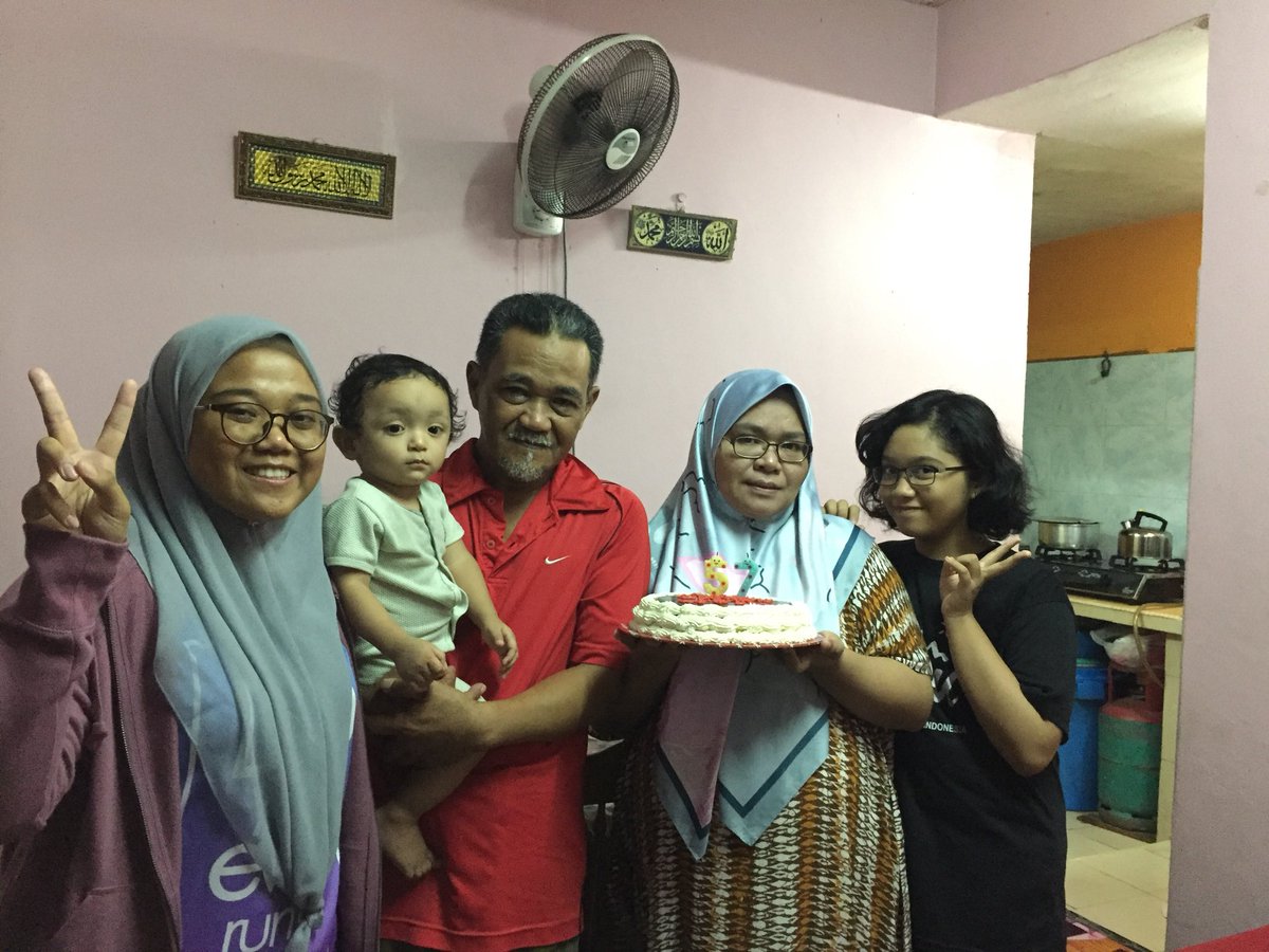 nlyanahmd's tweet photo. Abah’s birthday is tomorrow. Abah’s said, dah azan maghrib so dah hari baru! 💕💕 happy birthday dear Abah! 🌸🌸❤️ i love you forever and ever! #emotionaldaughter
#mysmallfamily https://t.co/gmSnpvNr0A