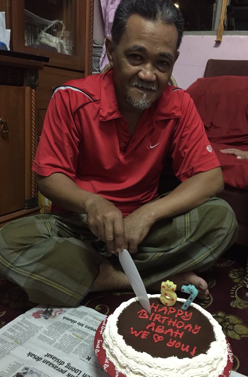 nlyanahmd's tweet photo. Abah’s birthday is tomorrow. Abah’s said, dah azan maghrib so dah hari baru! 💕💕 happy birthday dear Abah! 🌸🌸❤️ i love you forever and ever! #emotionaldaughter
#mysmallfamily https://t.co/gmSnpvNr0A