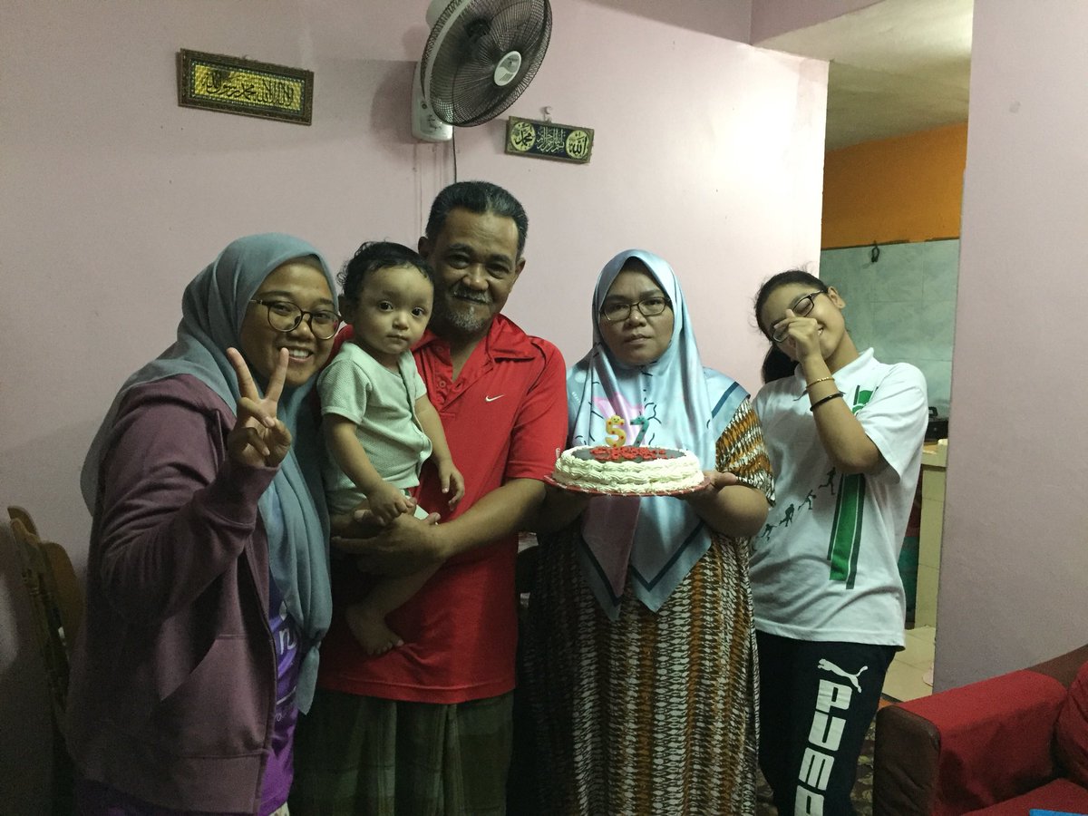 nlyanahmd's tweet photo. Abah’s birthday is tomorrow. Abah’s said, dah azan maghrib so dah hari baru! 💕💕 happy birthday dear Abah! 🌸🌸❤️ i love you forever and ever! #emotionaldaughter
#mysmallfamily https://t.co/gmSnpvNr0A