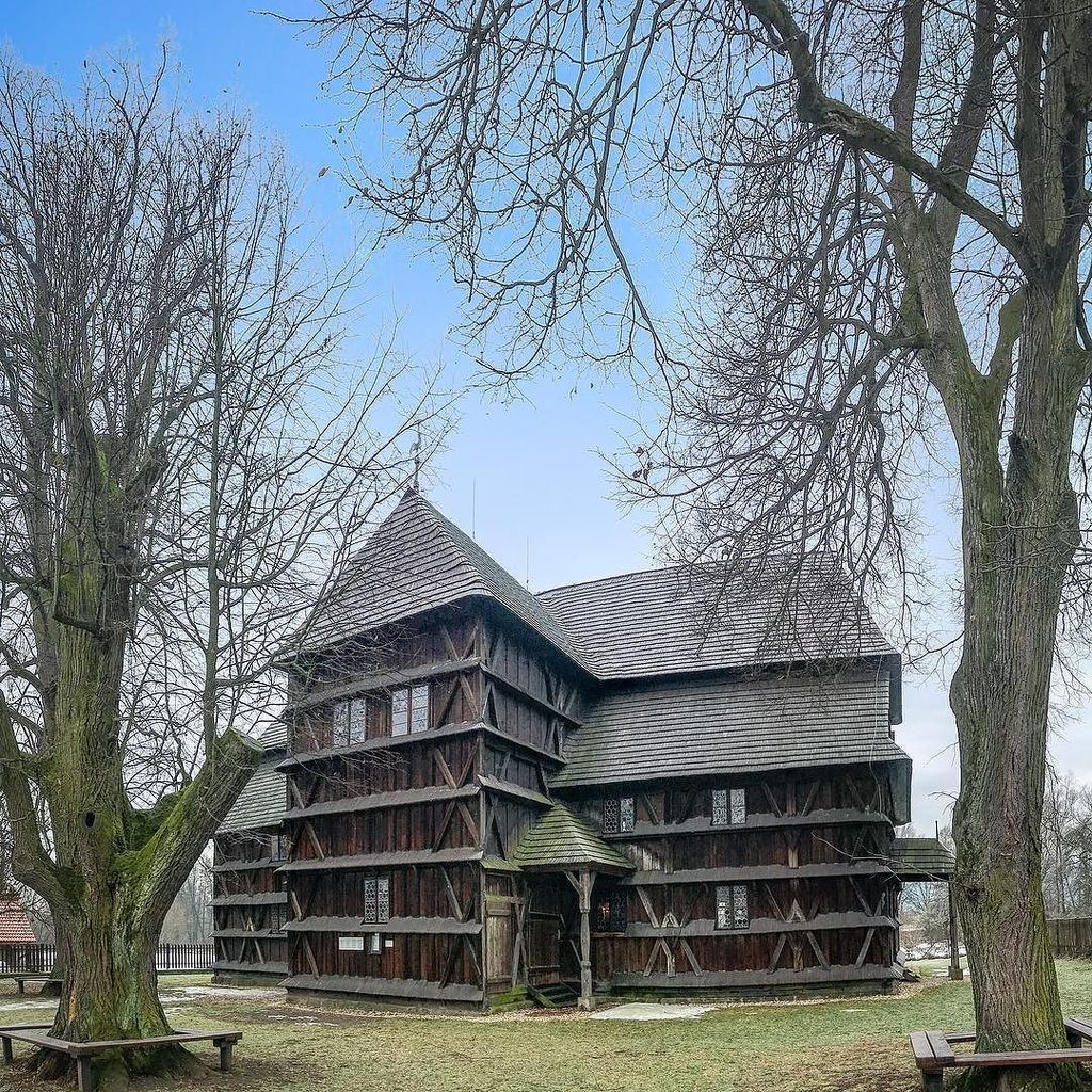 vladlet's tweet photo. #slovakia #slovensko #hronsek #banskabystrica #architecture #church #noiron #onlywood Wooden articular church of Hronsek. Five articular churches survive today in Slovakia. This is one of them. Construction of the church started on October 23, 1725 and f… https://t.co/WzzCsZgSLr https://t.co/IOe2yfKuE0