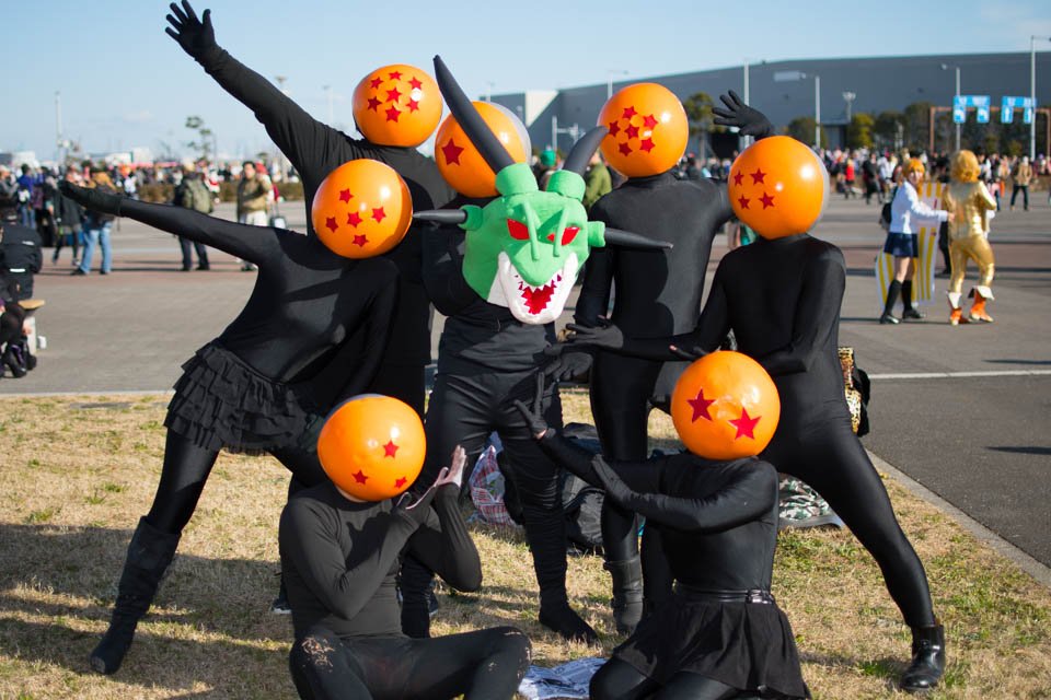 y_takaiwa's tweet photo. 冬コミ2日目より。
神龍召還時と召還後のドラゴンボール。
またお元気な姿を見られるのは来年の冬コミでしょうか（笑）。　#C93  #C93コスプレ #コミケ https://t.co/R8EbJSDxYb