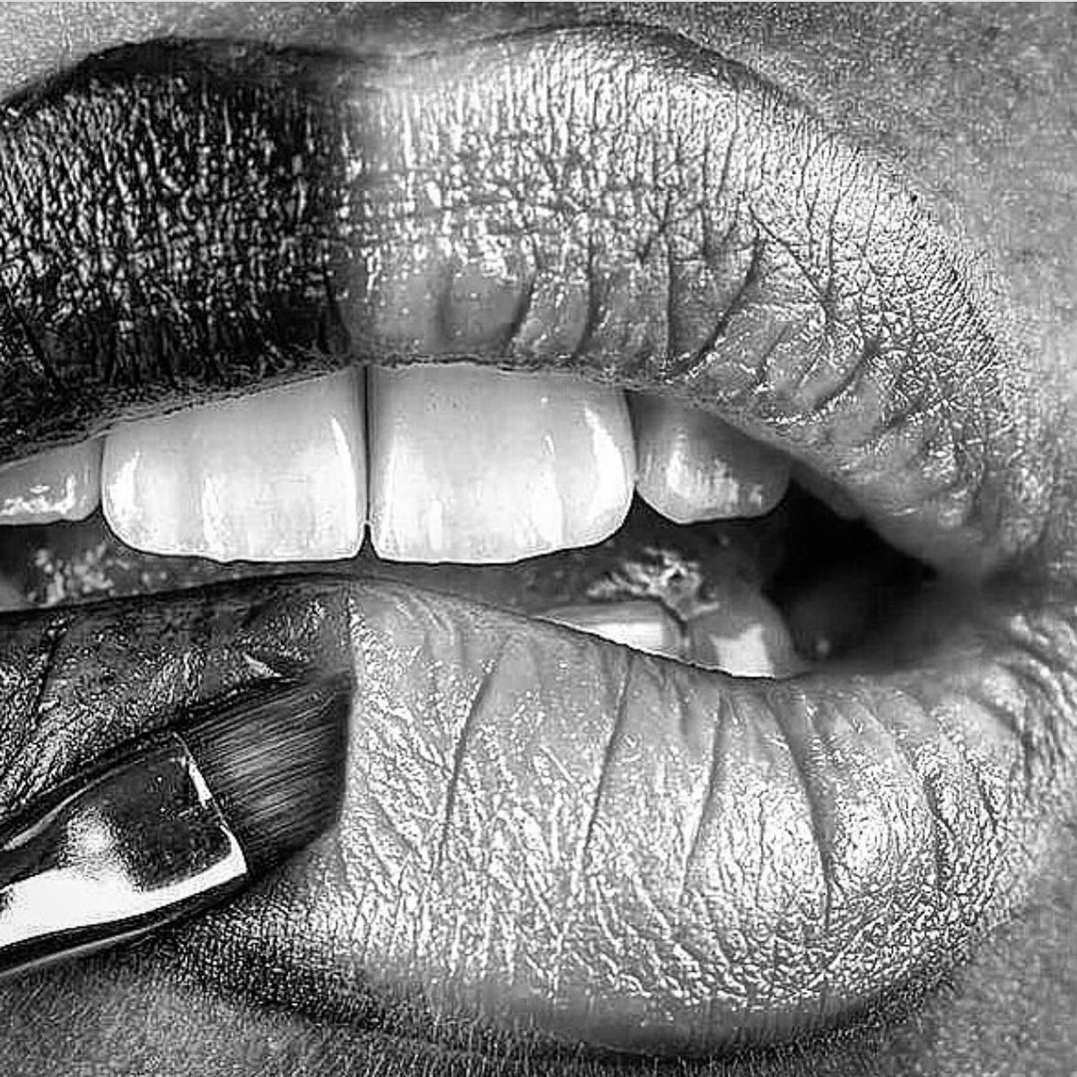 fbabatsikos's tweet photo. Countdown for that midnight kiss💋
 #lipart #lipstick #glitter #happynewyear #happynewyears #newyearseve #midnightkiss #smile #dentist #whiteteeth #teethwhittening #tagafriend #repost #like4like #love #beauty #like4follow #regram #smileoftheday #torontodentist #WomenInBusiness https://t.co/AC6tOcxzgY