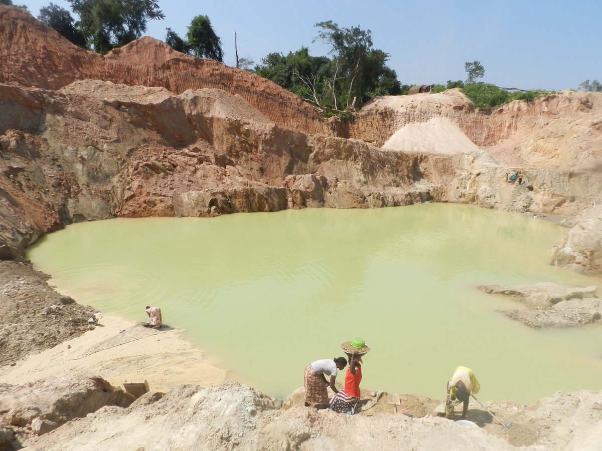 Forest4dev's tweet photo. décès des opailleurs dans le site miniers de l'entre prise chinoise Lu et lang, descente du délégué départementale des mines annoncée dans le village ngoe ngoe #act4anewmining #rehabiliterlestousminiersesturgent 
https://t.co/3GdYzKMn43 https://t.co/UQ6K6JEh3H