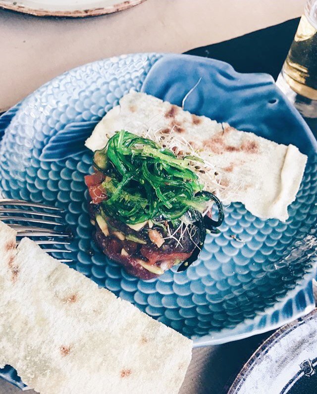 Exquisiteces que nos alegran el día: Tartar de atún con aguacate y algas wakame 😍
📷 A S U N  L I F A N T E 
#PipaAndCo #GrupoLarrumba