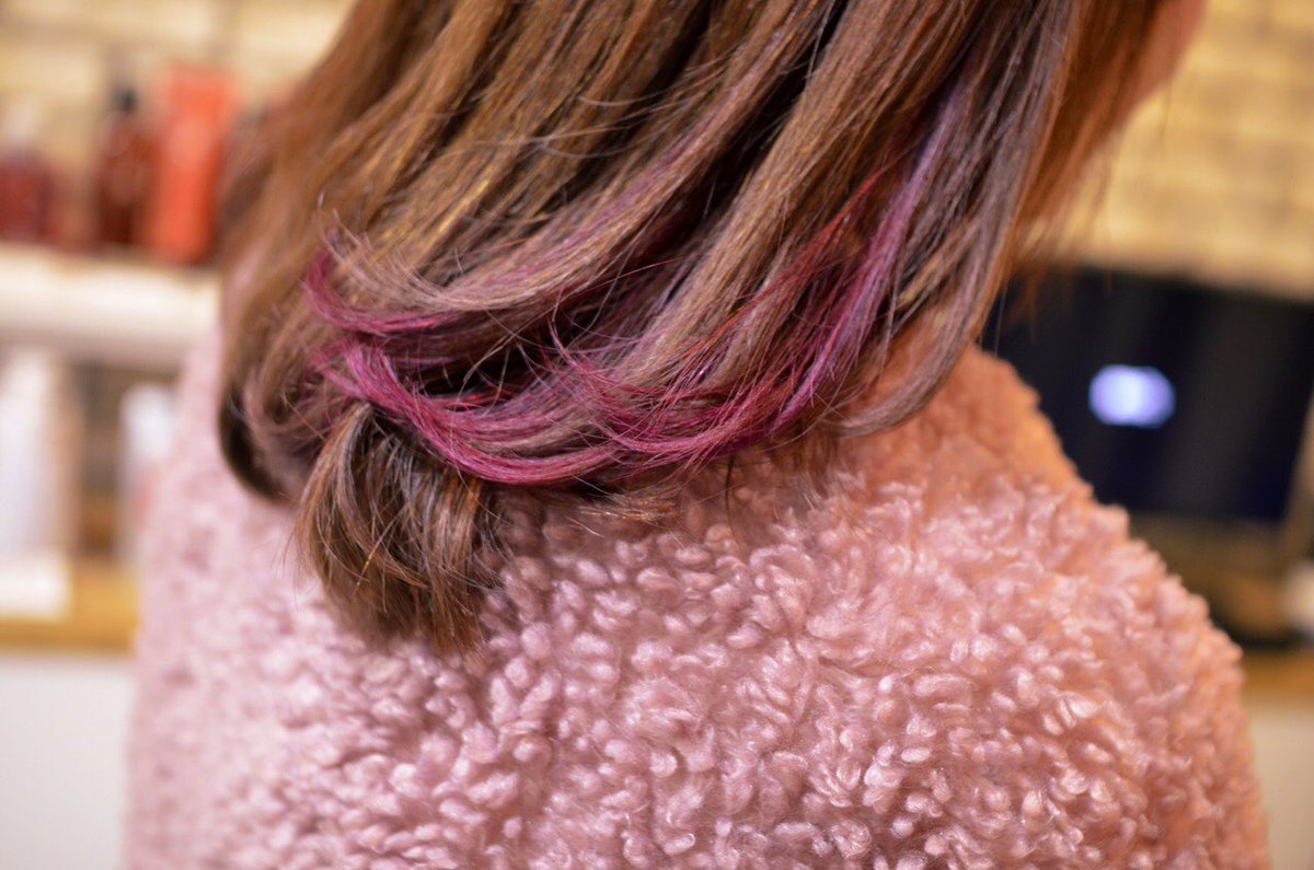 Kanako ブリーチなしでトップはピンクベージュ 毛先はブリーチ毛が残ってるから活かしてピンクアッシュを入れてもらった そしてそしてー 耳元をインナーカラーでくっきりピンクに 全体的に渋い ピンクだから派手に