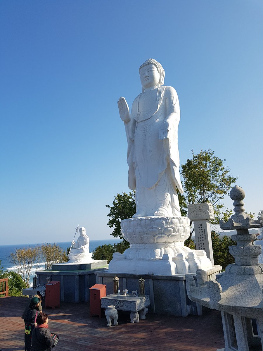 우리는 피를  나눈 동포이지 원수가 아닙니다.저 갈수없는  땅이여  언제 우리들의 가슴팎으로  안기는가