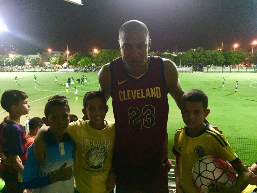 DirDeporteSM's tweet photo. Alexis Henriquez, estrella del fútbol samario y campeón de la #CopaLibertadores de América con el Atletico Nacional, estuvo presente en la #GranClausura de las #2DasOlimpiadasPorLocalidades2017  apoyando a #OlayaHerrera, equipo de su cuna #Pescaito.

#INRED #CiudadDelBuenVivir https://t.co/qfOeS8JBfy