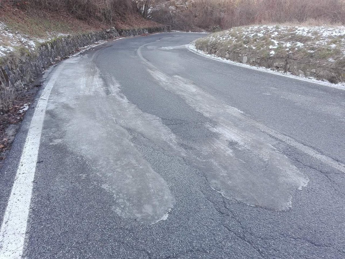 ValliAntola's tweet photo. Segnaliamo in grave pericolo, soprattutto per ciclisti e motociclisti, lungo la SP da Vobbia a Crocefieschi, a causa di lastre di ghiaccio sulla sede stradal https://t.co/ANhEy07f6R