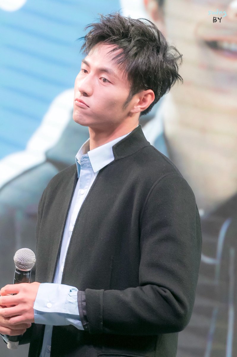 swing_BY94's tweet photo. #杨业明 #杨业明leo #양예밍 
2017.12.30 청두 팬미팅 https://t.co/DvfyYPtFZw