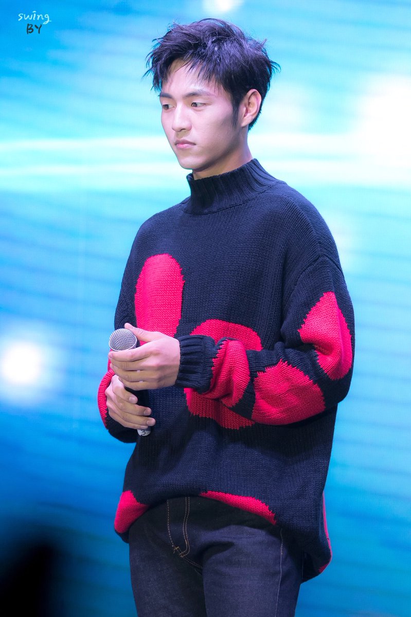 swing_BY94's tweet photo. #杨业明 #杨业明leo #양예밍 
2017.12.30 청두 팬미팅 https://t.co/DvfyYPtFZw