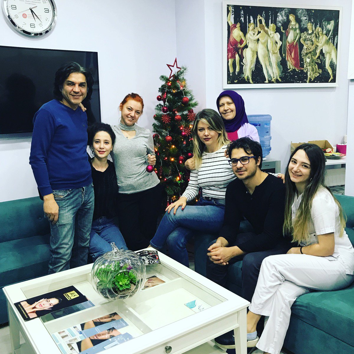 drazimetozdemir's tweet photo. Yeni yılda mutluluklar dileriz 🌹🌹🌹#drazimetozdemir #iyiseneler #hapynewyear2018 (@ Op.Dr.Azimet Özdemir in İstanbul) https://t.co/eKVj87183q https://t.co/VXvpeJelrm