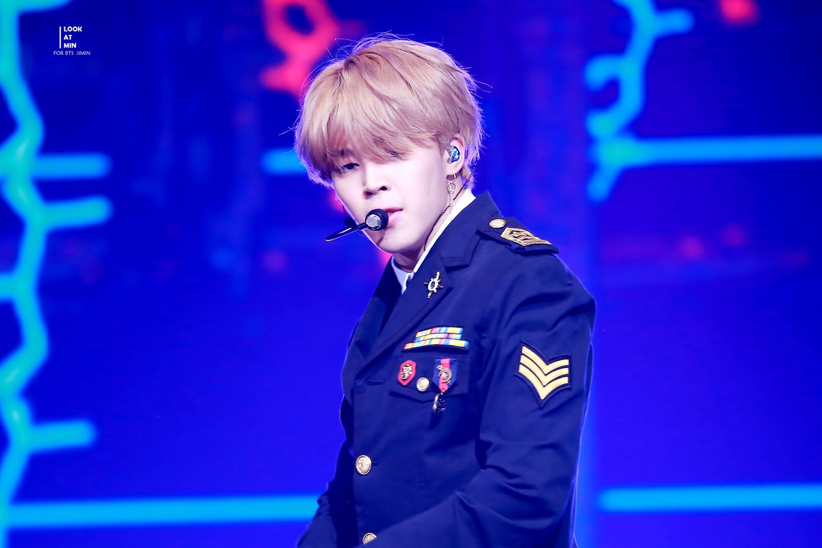 lookatmin1013's tweet photo. 171229 

u r good looking &amp; charming

#지민 #JIMIN  
#방탄소년단  
@BTS_twt https://t.co/9sIF9s5Dos