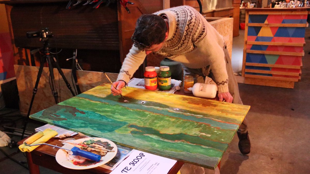 LuidUit17's tweet photo. Kunstenaar Jan Willem Wouters is weer druk bezig. op zijn schilderij kan nog altijd geboden worden! #luiduit https://t.co/MZnKrhZGbY