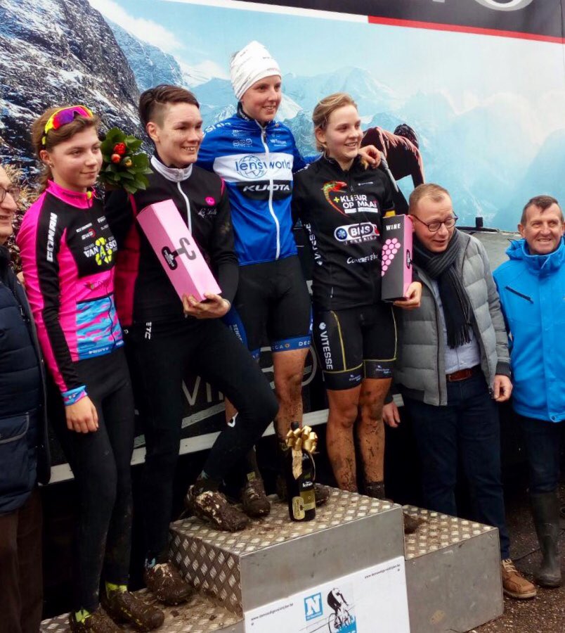 Victory for <a href="/KaatHannes/">KaatHannes</a> in the cyclocross at Borgloon 🇧🇪👏 #NiceEnd #LensworldKuota #cycling