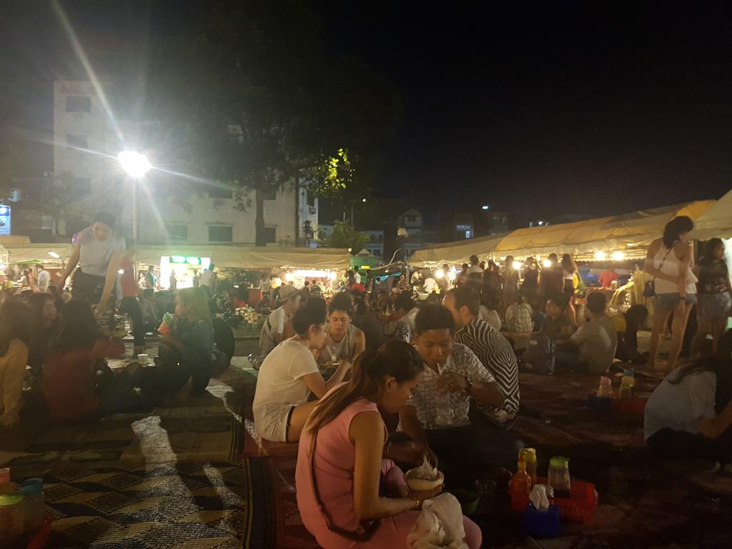 OMWayneBastian's tweet photo. Night market in Cambodia #noseating #foodanddrink #nightmarket #cambodia https://t.co/1O0Ixya2uT