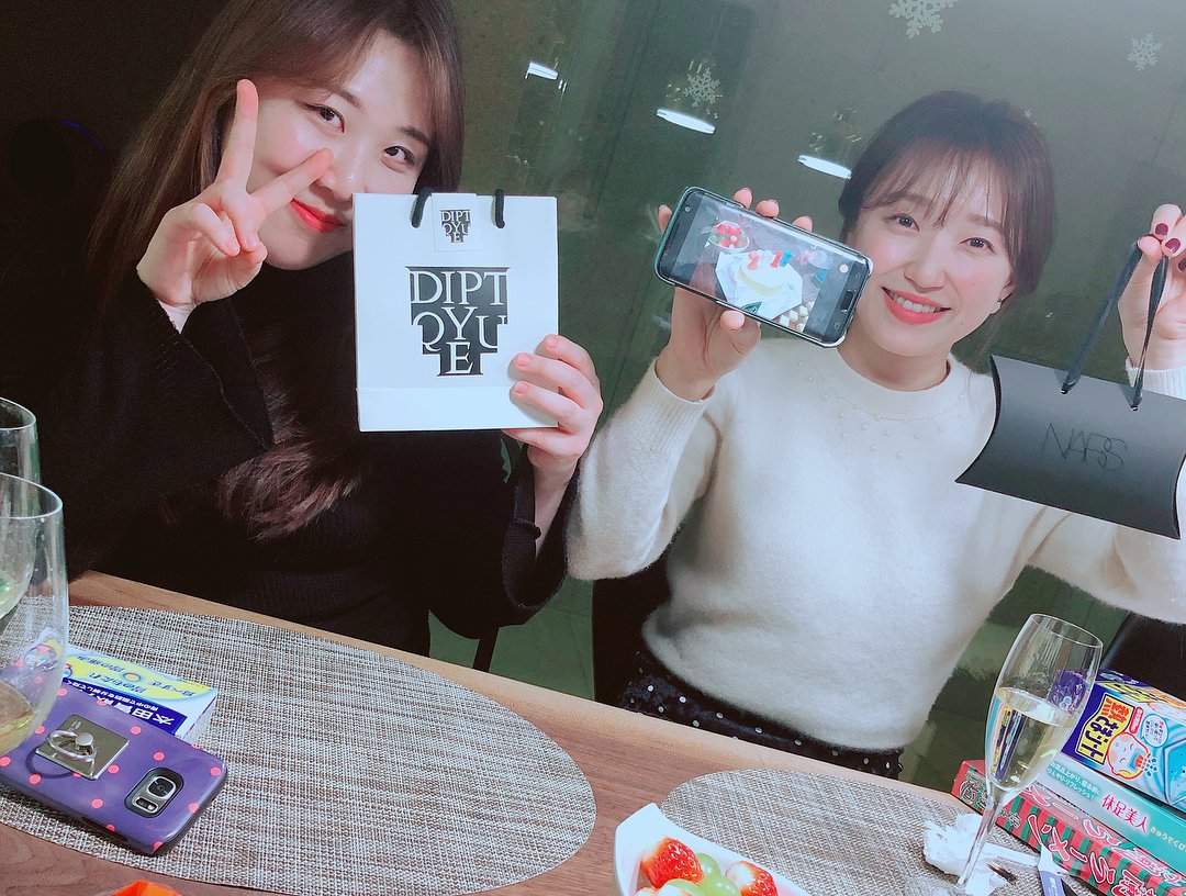 PSH_Translate's tweet photo. #ParkShinHye #IG_post #Dec_30
"We did a great job and hard work in 2017❤
It's been a long while since I spent year-end holiday with my friends..h It's so great that I'm with you all❤ I love it! I love it so so much💕" https://t.co/LZC1u3n7Sd