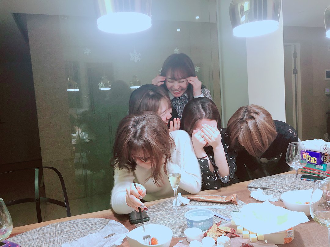 PSH_Translate's tweet photo. #ParkShinHye #IG_post #Dec_30
"We did a great job and hard work in 2017❤
It's been a long while since I spent year-end holiday with my friends..h It's so great that I'm with you all❤ I love it! I love it so so much💕" https://t.co/LZC1u3n7Sd