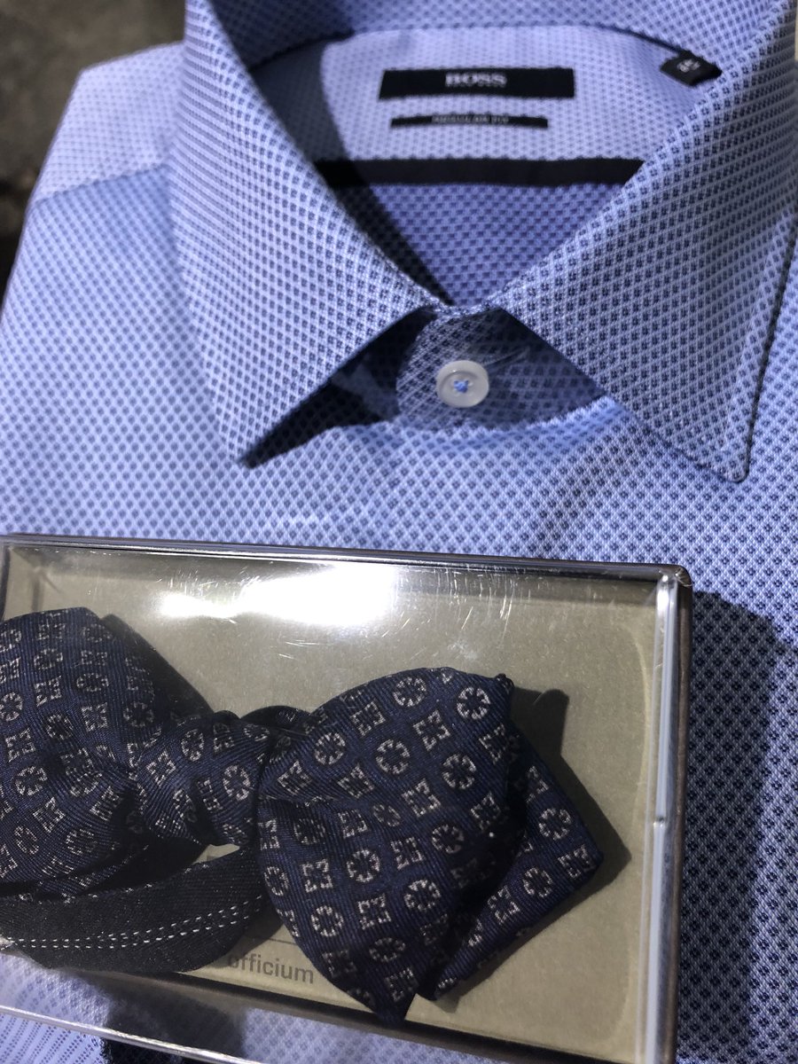 MagnusElmerholt's tweet photo. Handlar lite nya kläder till nyår. Expediten sa att det här var senaste flugan!
#modechef https://t.co/Bp2qYLyOdT