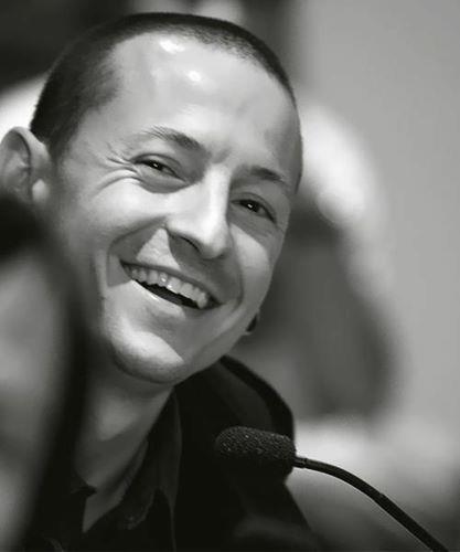 fuckingMiller1's tweet photo. Damn...Your smile is the best in the world
@ChesterBe
#MakeChesterProud 
#MakeChesterSmile 
#FuckDepression 
#CelebrateLife 
#CelebrateChester 
#LPfamily https://t.co/3JcpjPXIst