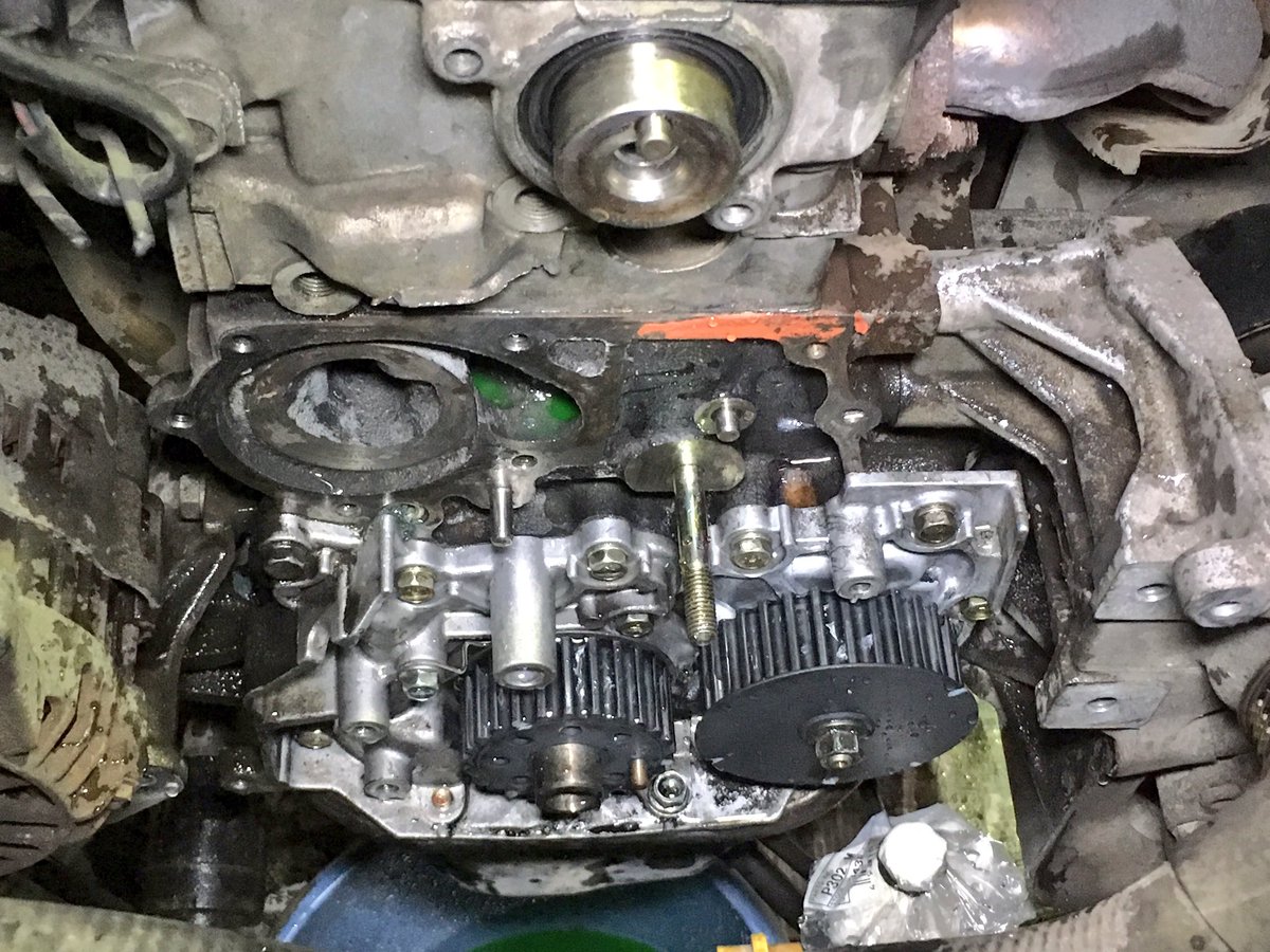 Atta福山 福山市 久しぶりに三菱 3gエンジンを タイミングベルト ウォーターポンプ 各オイル シールに テンショナー このエンジン特有のオイルポンプのガスケットも クーラントを抜くのでサーモスタットも交換 当該車は2回目のタイベル交換