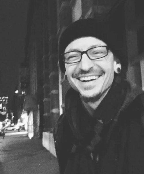 fuckingMiller1's tweet photo. Damn...Your smile is the best in the world
@ChesterBe
#MakeChesterProud 
#MakeChesterSmile 
#FuckDepression 
#CelebrateLife 
#CelebrateChester 
#LPfamily https://t.co/3JcpjPXIst
