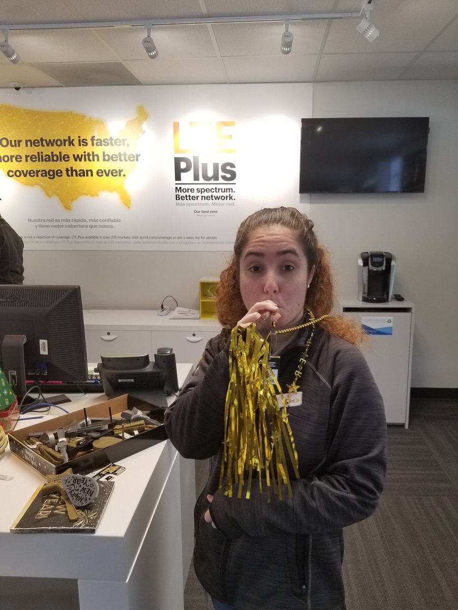 Sprint Year End Sales Event at our new location 6708 Memorial Hwy STE 101 Tampa FL 33615. Come join the fun 😊 #NewStore #GreatTeam #NewYearSale #Sprint #CFD