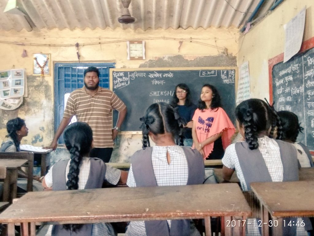 BhagyaNirphara3's tweet photo. #The_First_Session_Of_A_Shiksha_Second_Phase_Are_Conducted_Zone3_And_Zone4_At_Shiksh_School  
#30_December_2k17 
#Rotaract_50 
#Ekatra_3142 https://t.co/Biuq2JS7Cj