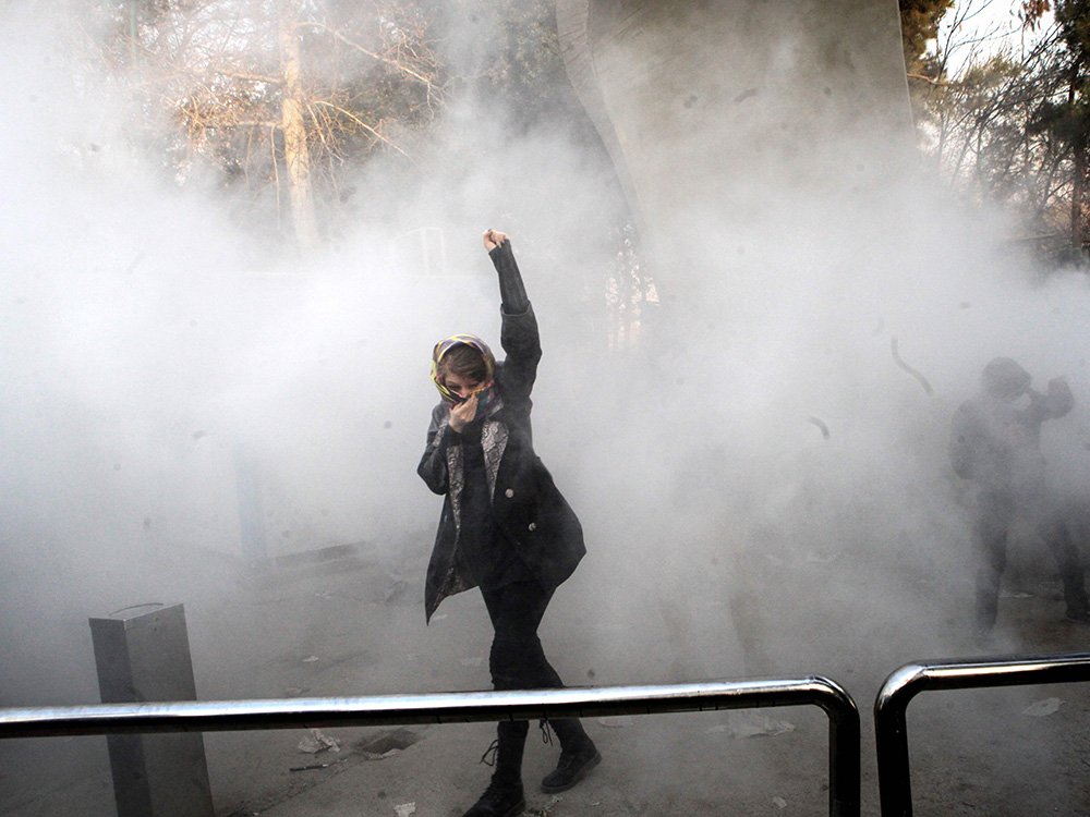 Thousands of Iranians take to streets to protest government for third day after hard-liners rally in support
bit.ly/2Cr8dWW