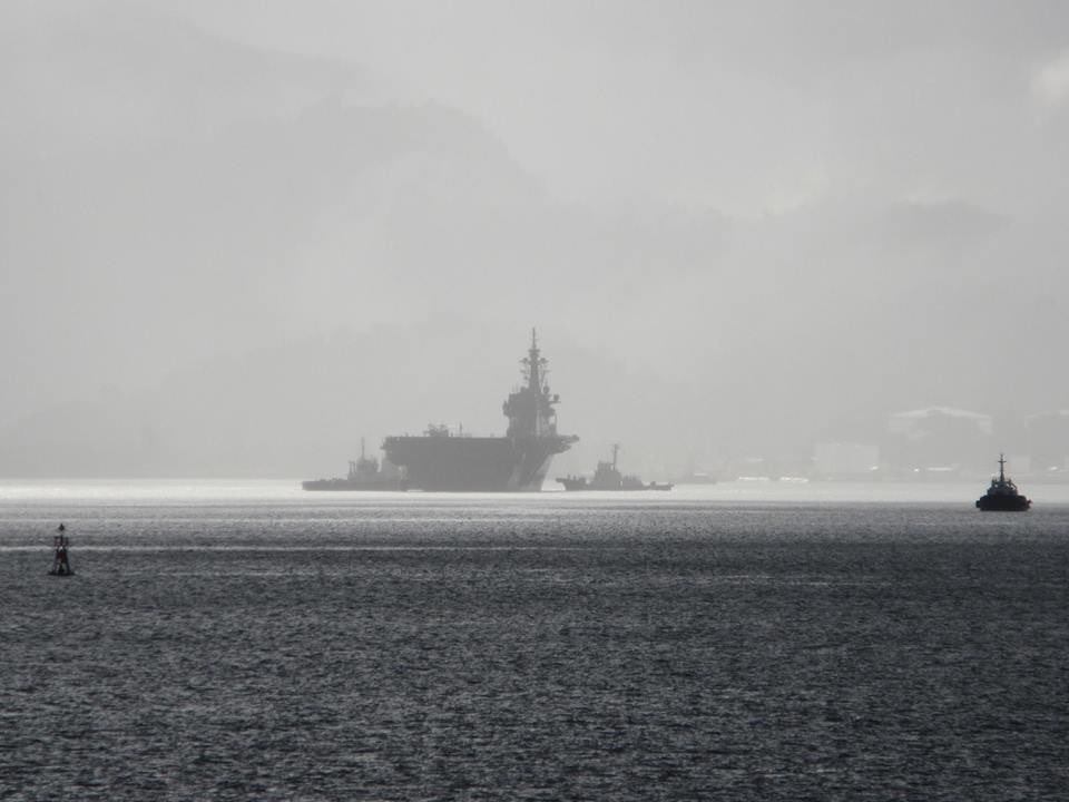 自衛隊 フィリピン共和国スービック海軍基地へスコールの中 入港する日本国海上自衛隊護衛艦 いずも