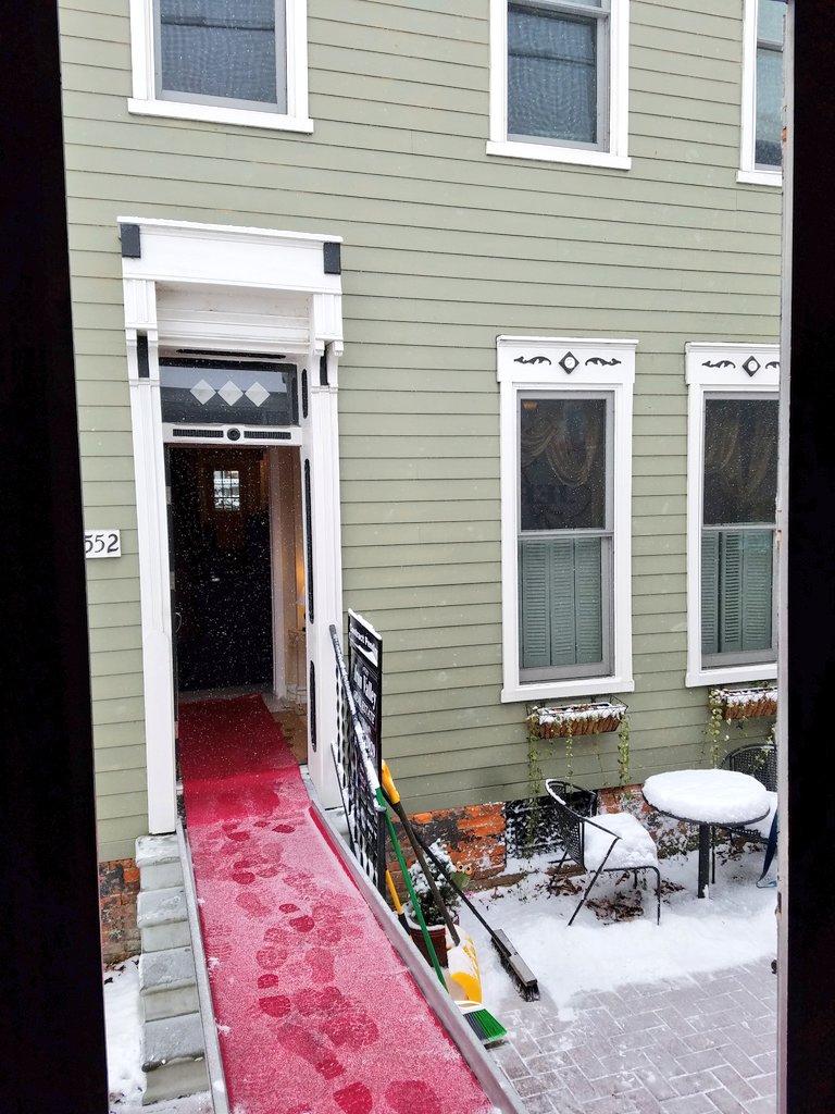 kristinnguyen10's tweet photo. Leaving Pennsylvania via red carpet. In the snow. #memorablemove https://t.co/BbKhrPRszK